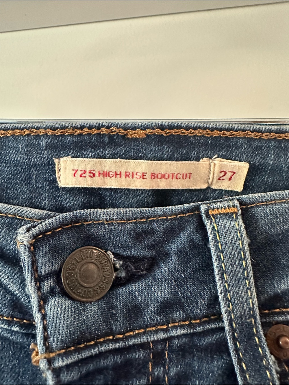 Levi’s 725 High Rise Bootcut - Picture 2 of 4